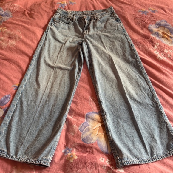 American Eagle- Dreamy Drape Strigid Low-Rise Ultra Wide-Leg Jean Light Aglow 8 - Picture 2 of 10